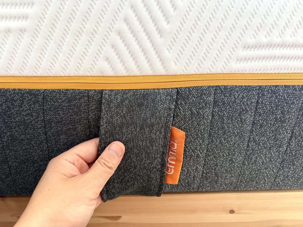 Hand trekt aan de handgreep aan de zijkant van de Emma Original Pro