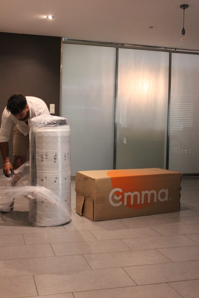 Opgerolde Emma Original wordt uit de doos gehaald