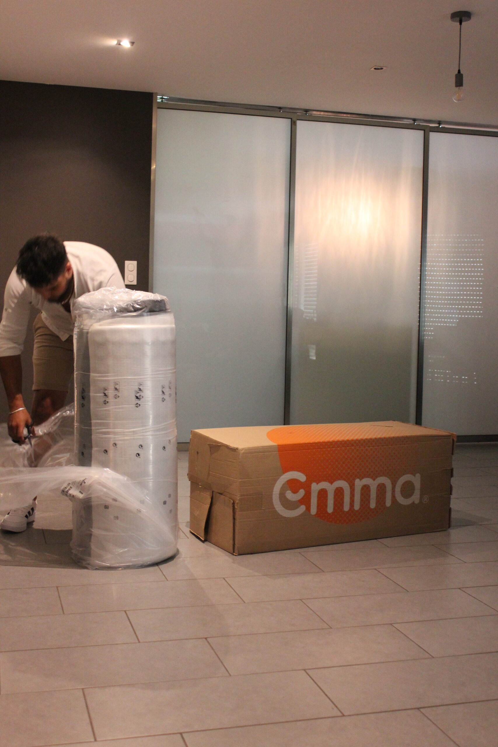 Opgerolde Emma Original wordt uit de doos gehaald