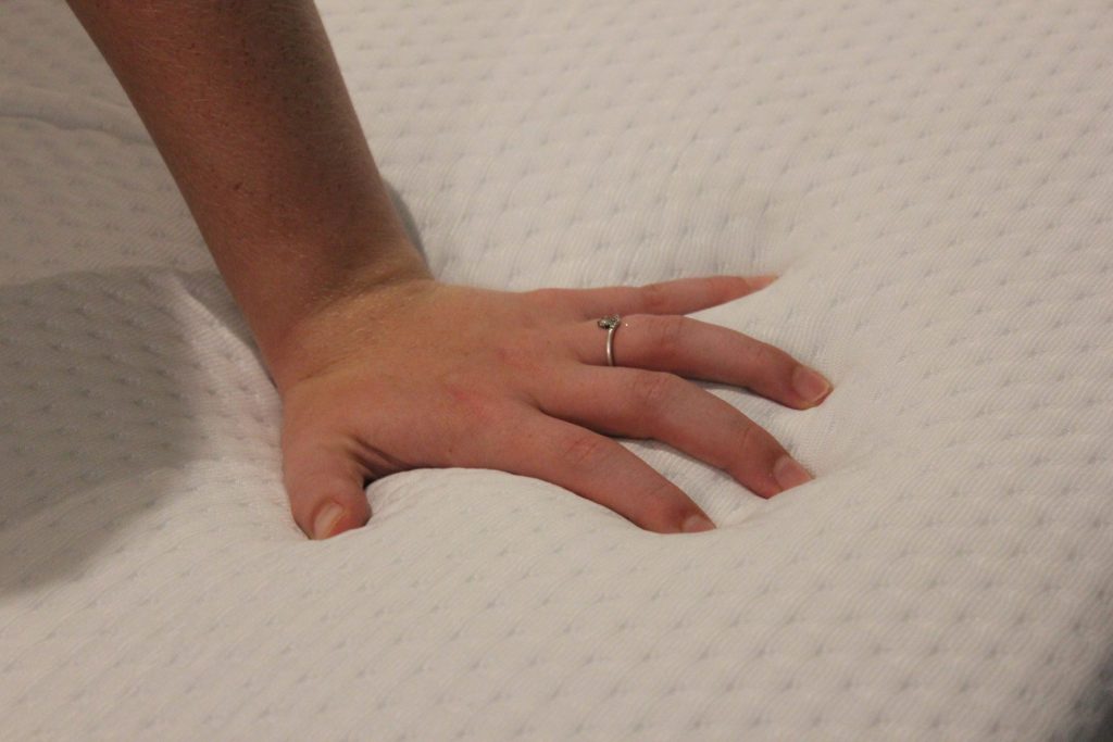 Hand drukt in de bovenlaag van de Emma Original matras
