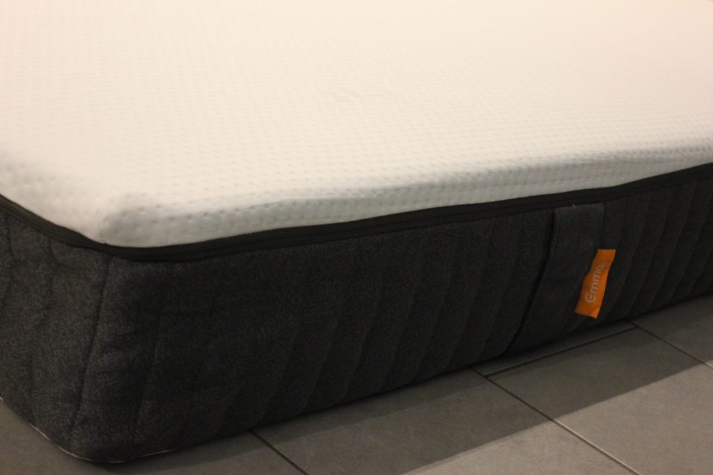 Zijkant van de Emma Original met grijze onderhoes en oranje label