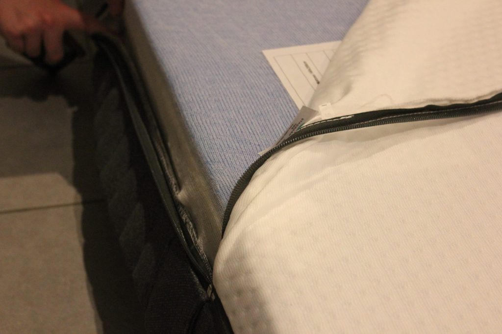 Hoes van de Emma Original half afgeritst, bovenste schuimlaag zichtbaar