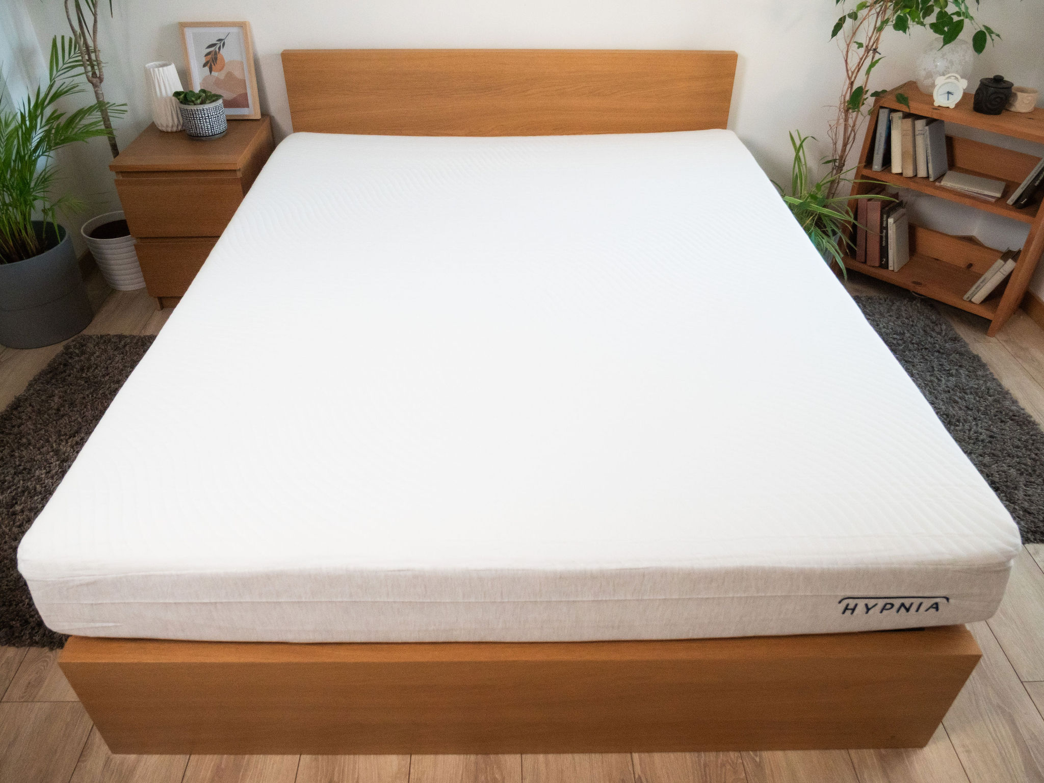 Slome Originele Hybride matras op een houten bed, van bovenaf gezien