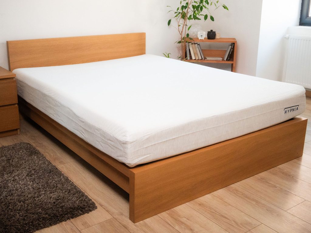 Slome Originele Hybride matras schuin van opzij op een eiken bedframe