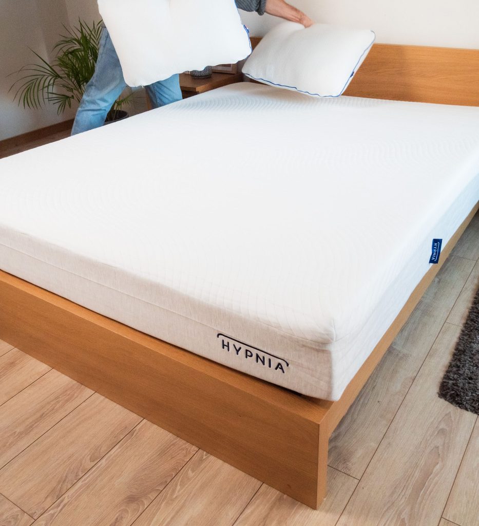 Kussens worden op de Slome Originele Hybride matras gelegd