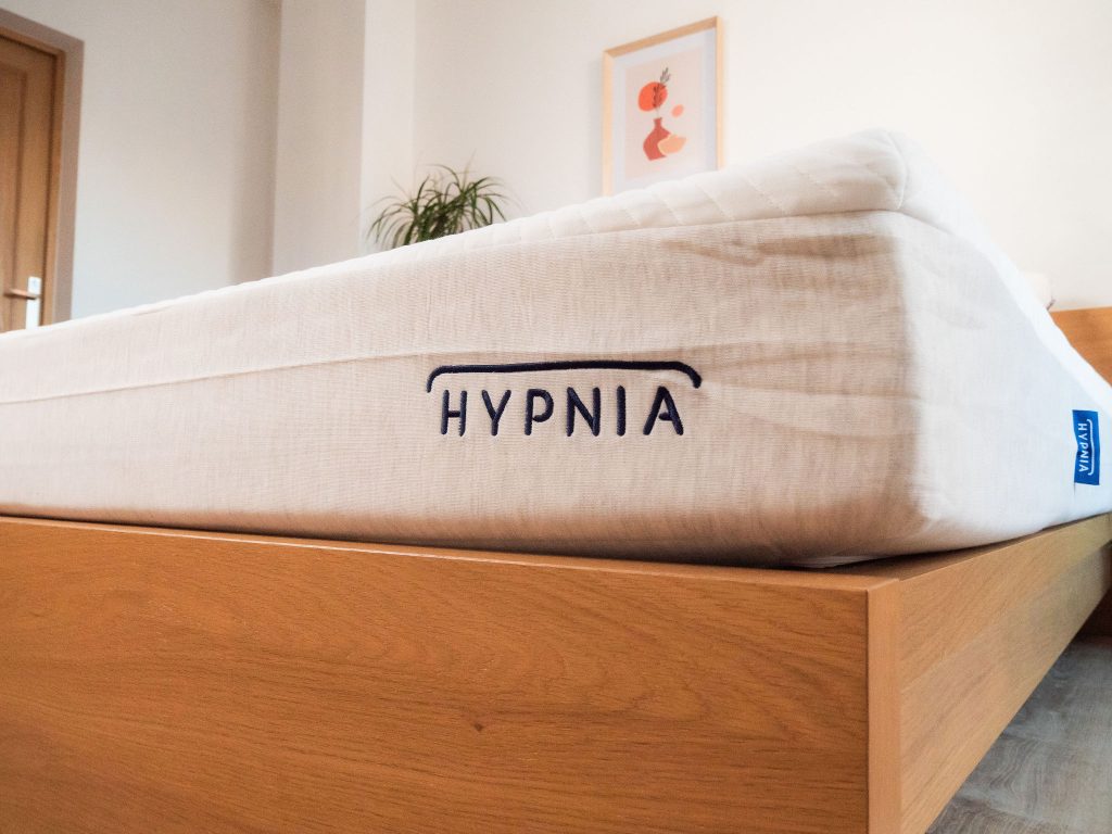 Zijkant van de Slome Originele Hybride matras met het geborduurde Hypnia-logo
