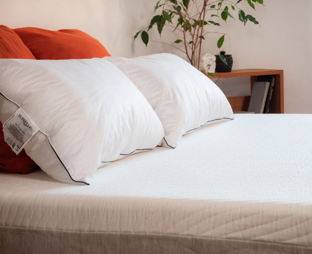 Hoofdkussens op de Slome Originele Hybride matras, met zicht op de tijk