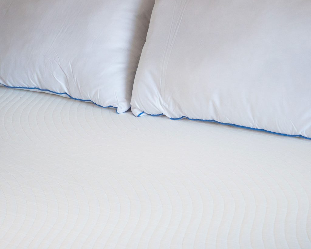 Gestikte bovenkant van de Slome Originele Hybride matras met twee hoofdkussens