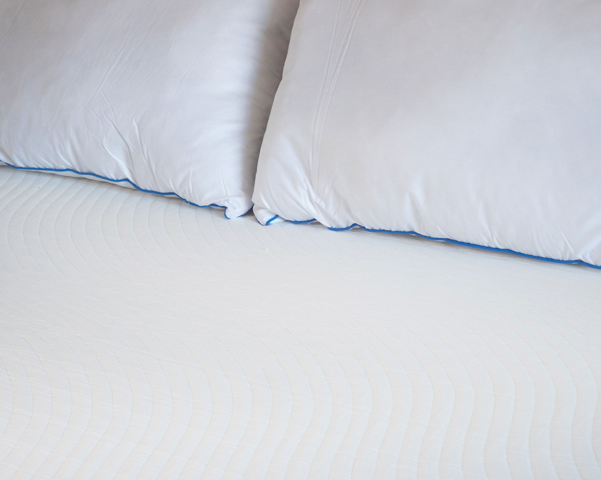 Gestikte bovenkant van de Slome Originele Hybride matras met twee hoofdkussens