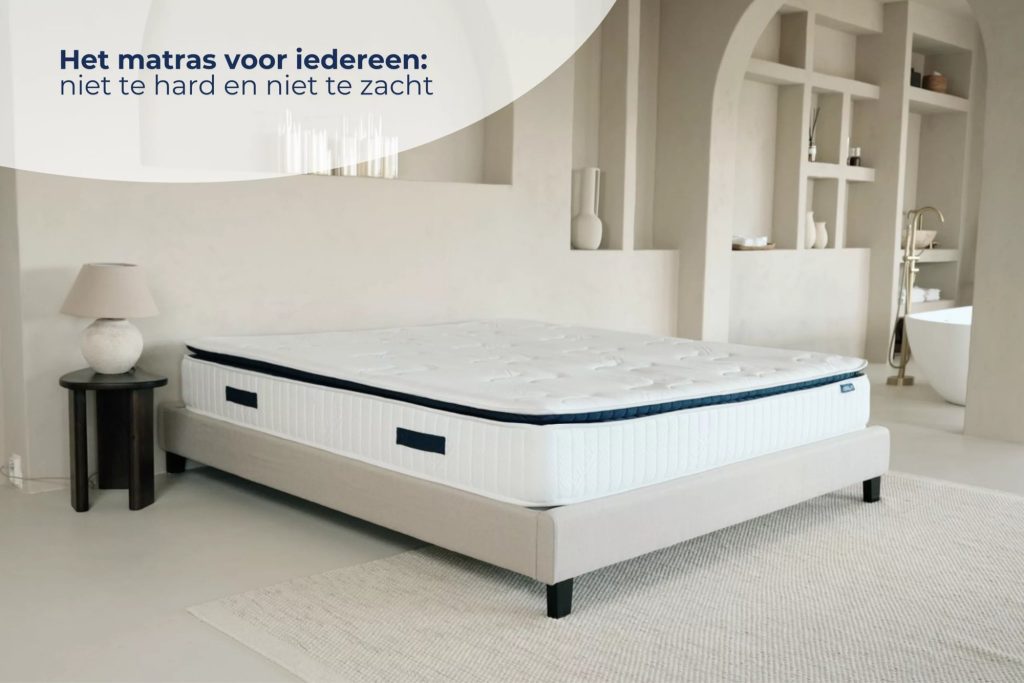 Akkon Original op een bed in een lichte slaapkamer