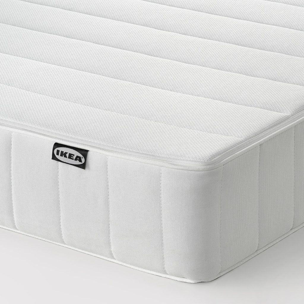 IKEA Aspsjökullen, hoek met gebreide witte hoes en IKEA-label