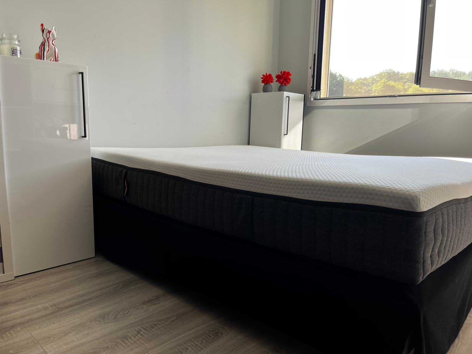 Emma Original matras op een bed in een lichte slaapkamer tijdens onze test