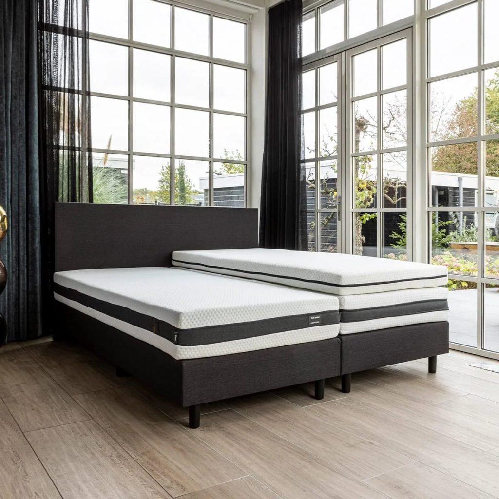 Felman Excellent Pocket op een boxspring in een lichte kamer