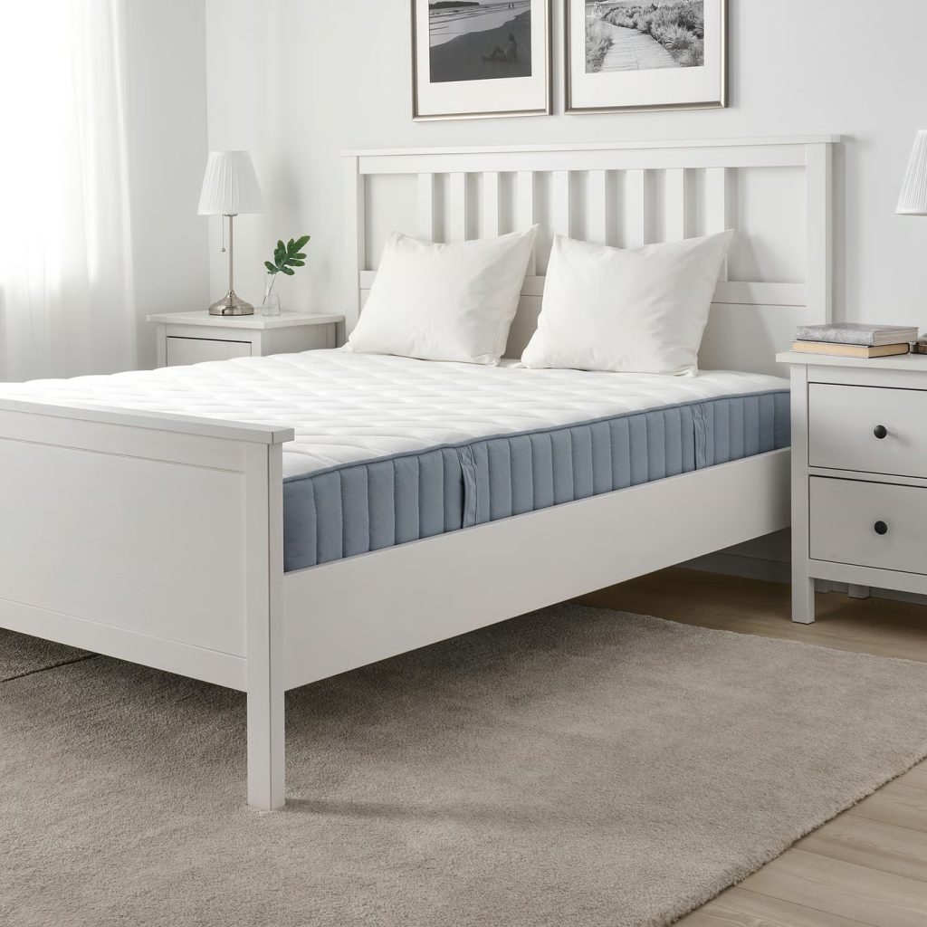 IKEA Vågstranda op een wit bed in een lichte slaapkamer