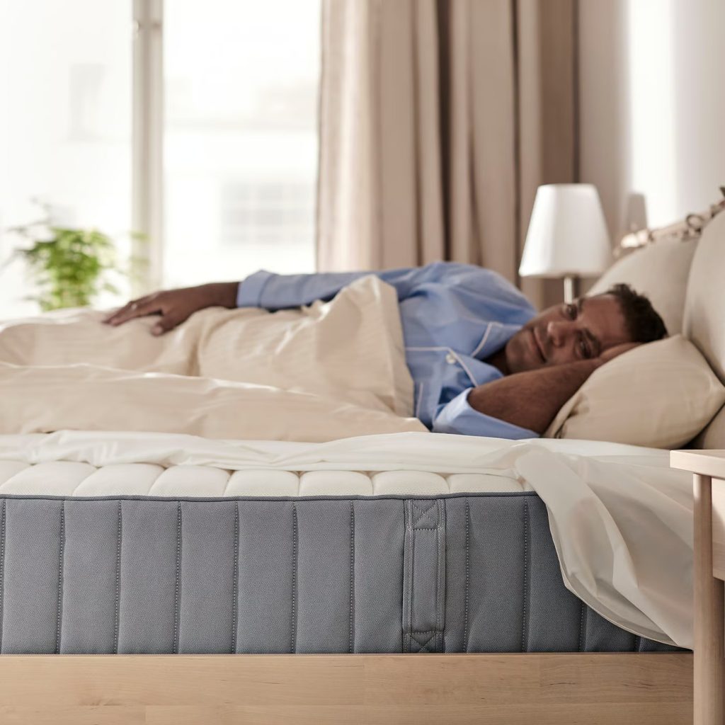 Man slaapt op de IKEA Valevåg matras