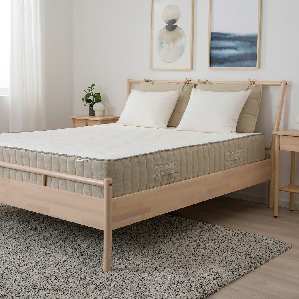 IKEA Vatneström op een houten bed in een lichte slaapkamer