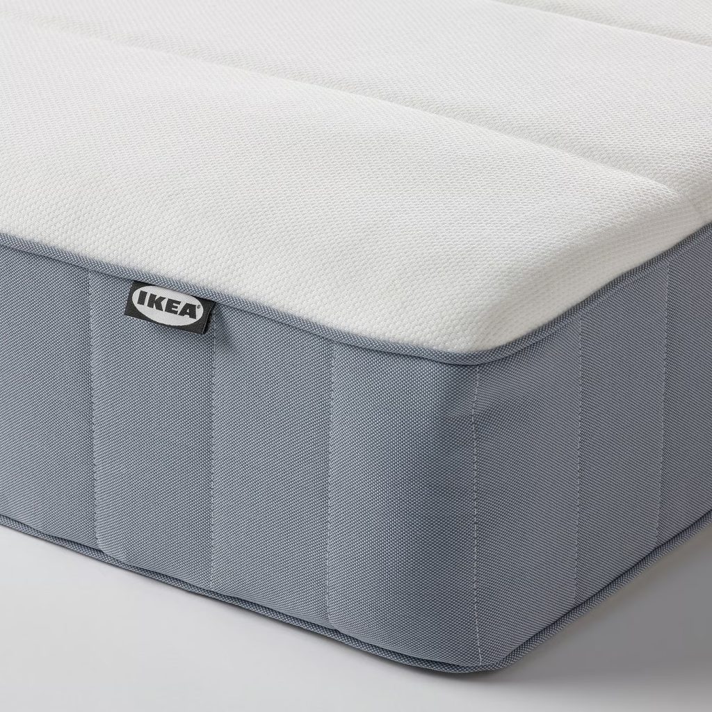 IKEA Vesteröy, hoek van de matras met lichtblauwe zijkant