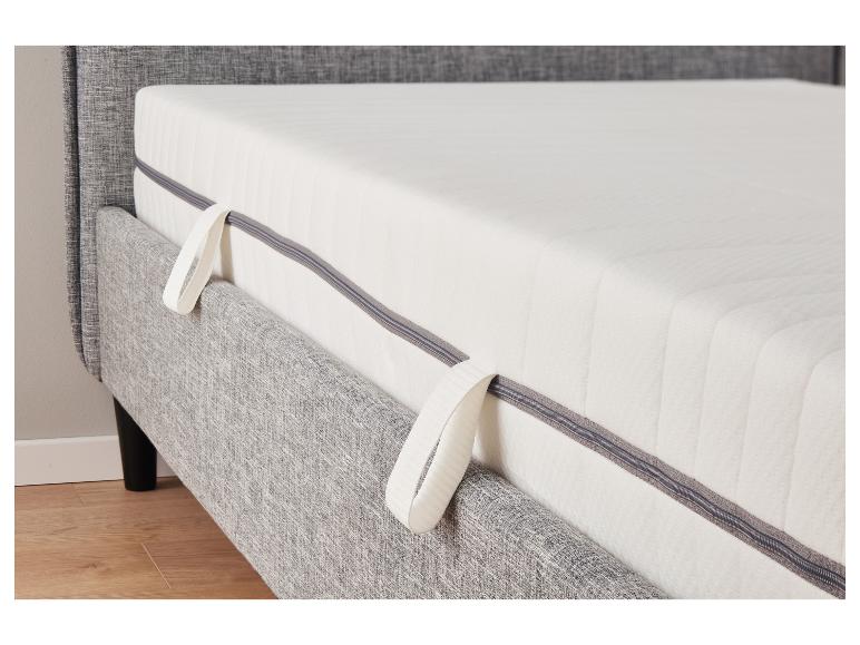LIVARNO Comfort koudschuimmatras, handgrepen aan de zijkant op een bed