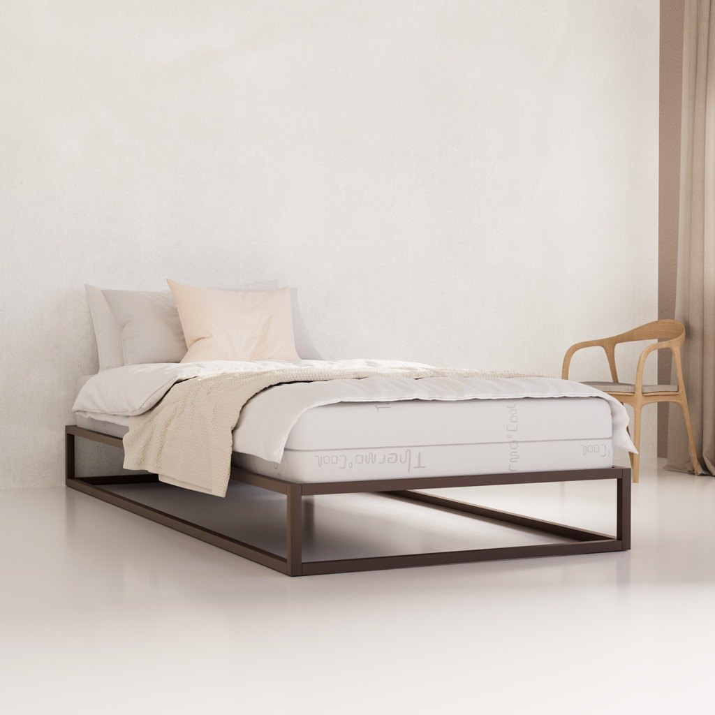 Matras Factory Colorado op een opgemaakt bed met kussens