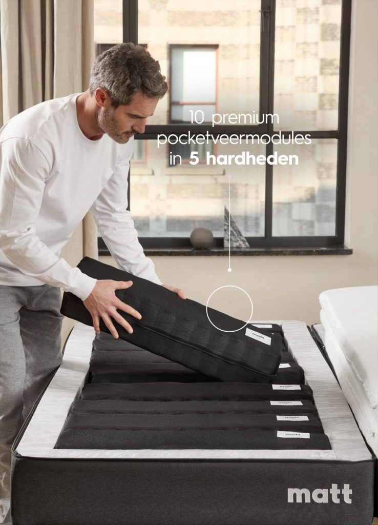 Matt Sleeps Hybrid Pro, man plaatst een pocketveermodule