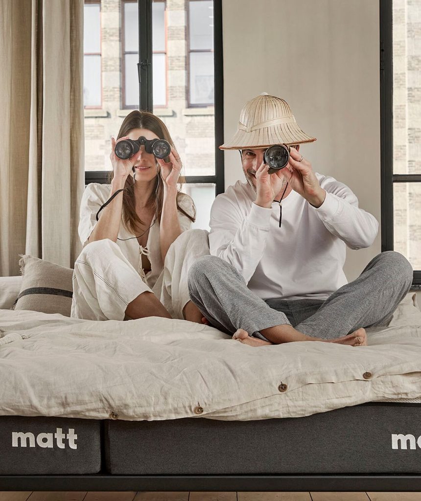 Stel zit op het Matt Sleeps Hybrid Pro matras