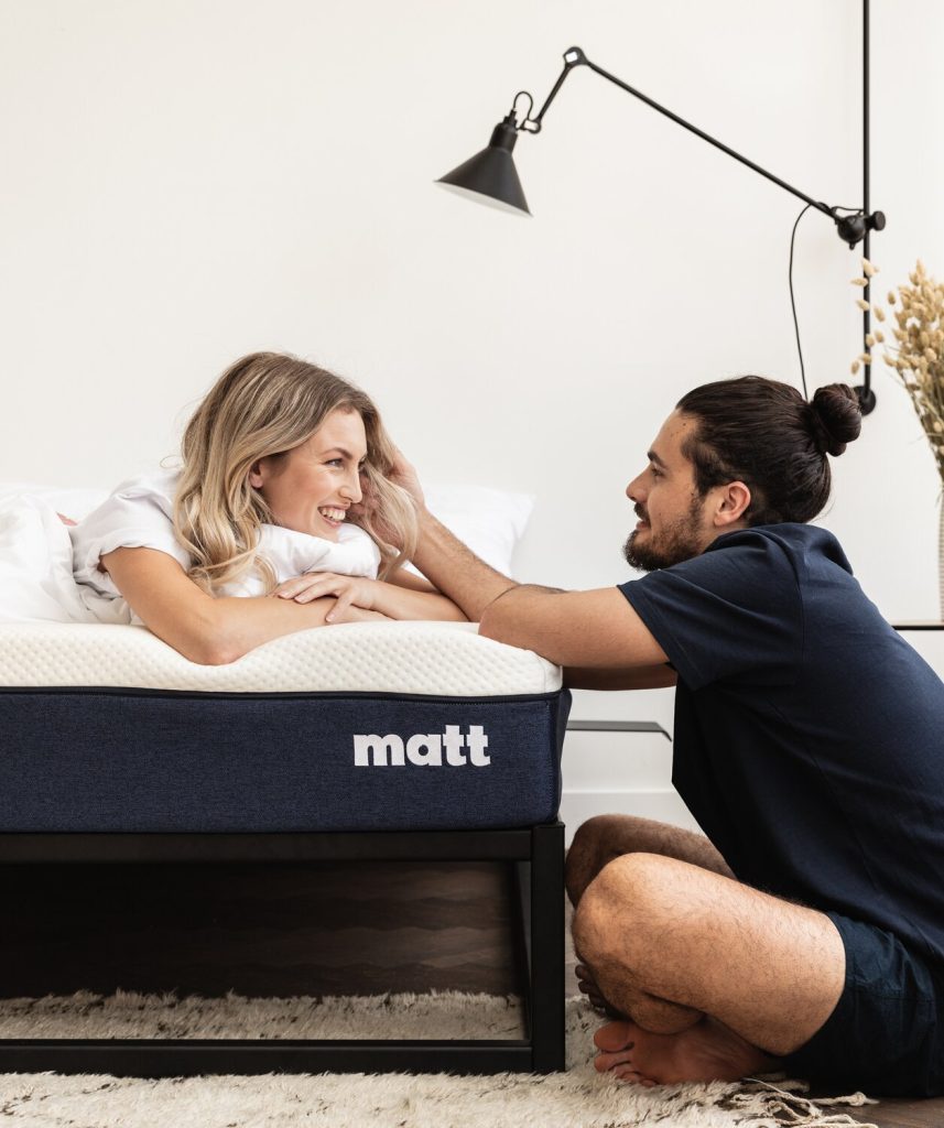 Stel lacht samen op het Matt Sleeps Original matras