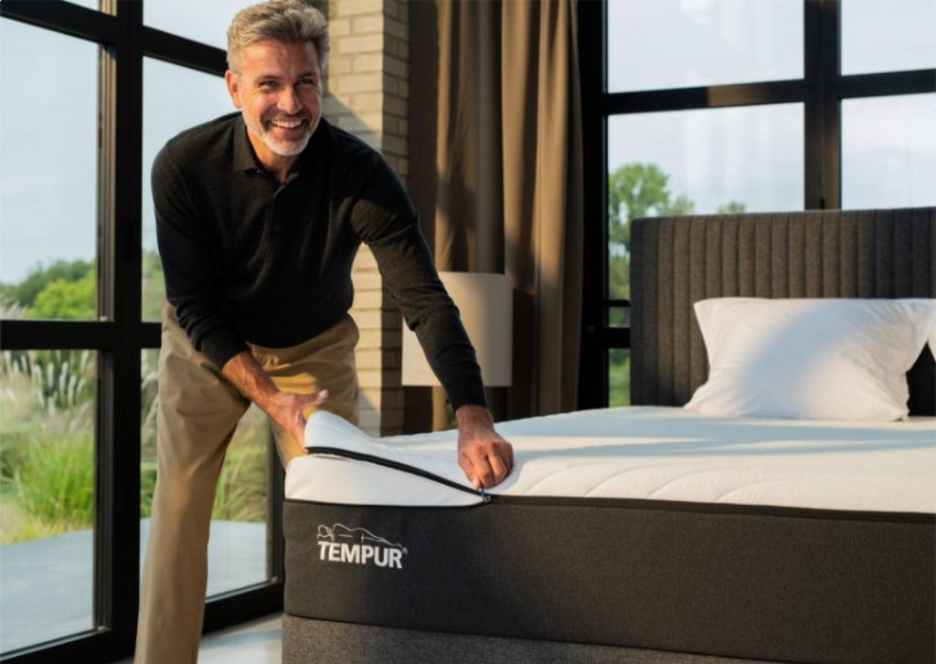 Man drukt met zijn hand in de TEMPUR PRO matras
