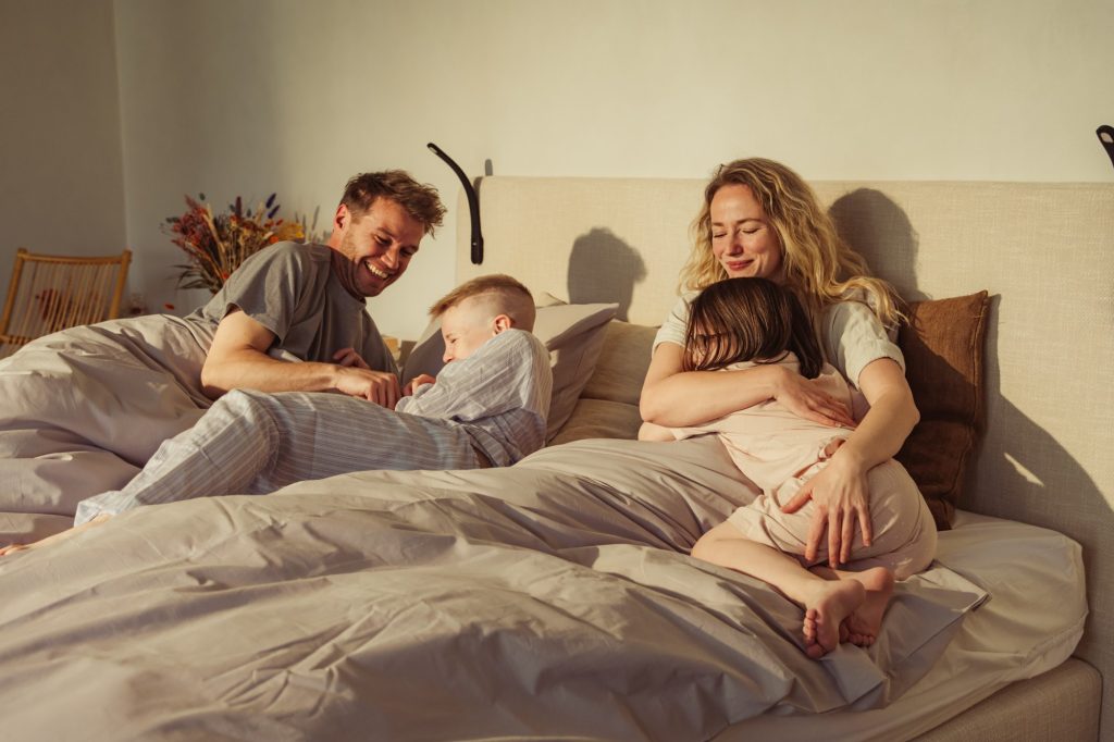 Gezin ligt samen op het Tuur Original matras