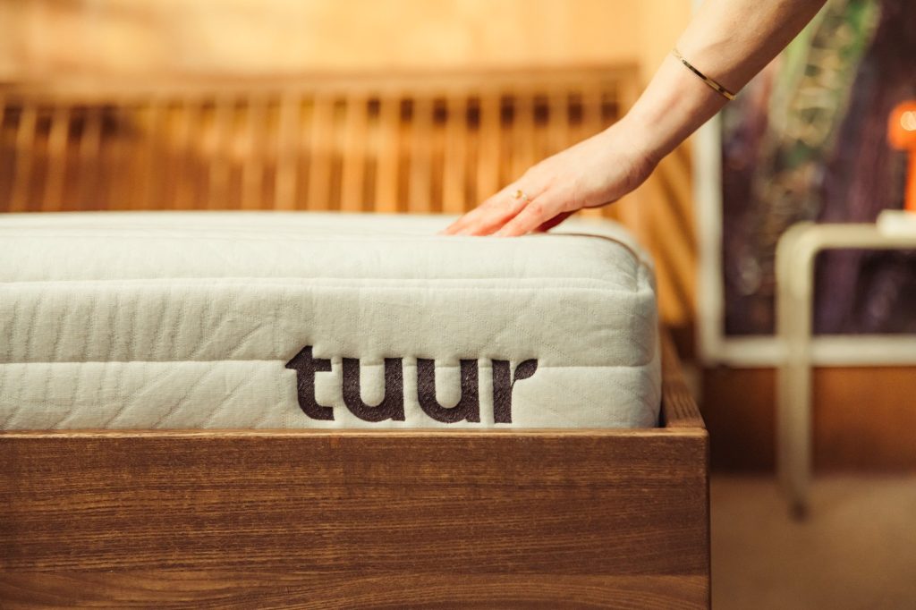 Tuur Pure, hand op de tijk met Tuur-logo
