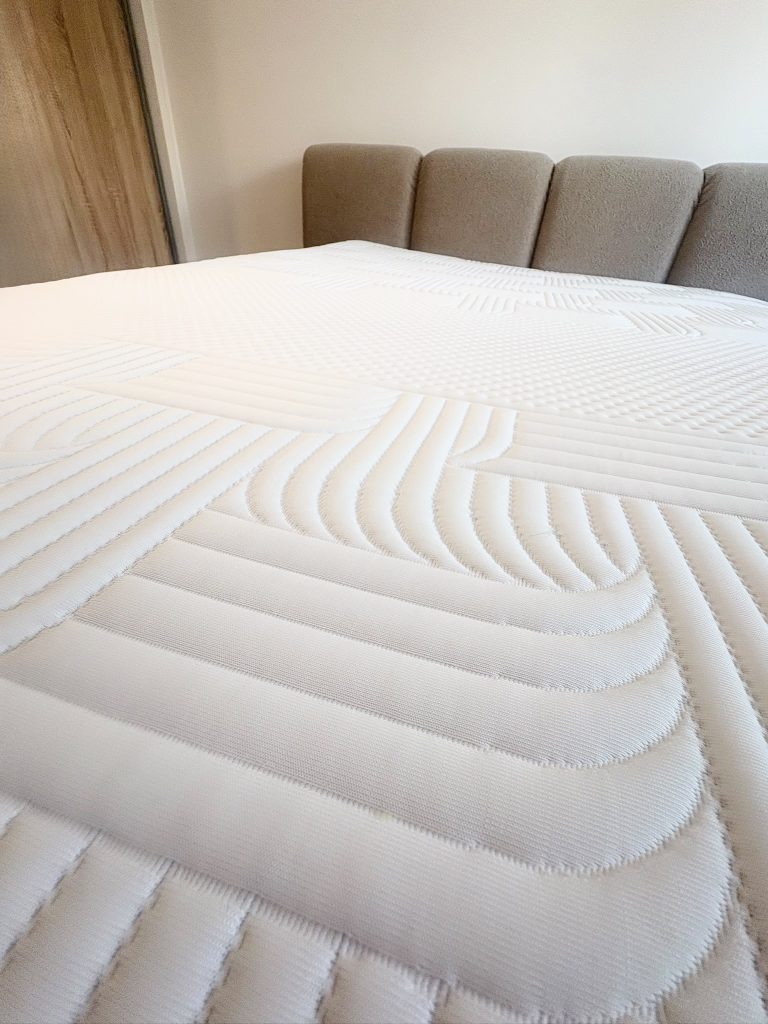 Emma Performance matras, gestikt golfpatroon van de witte bovenhoes van dichtbij