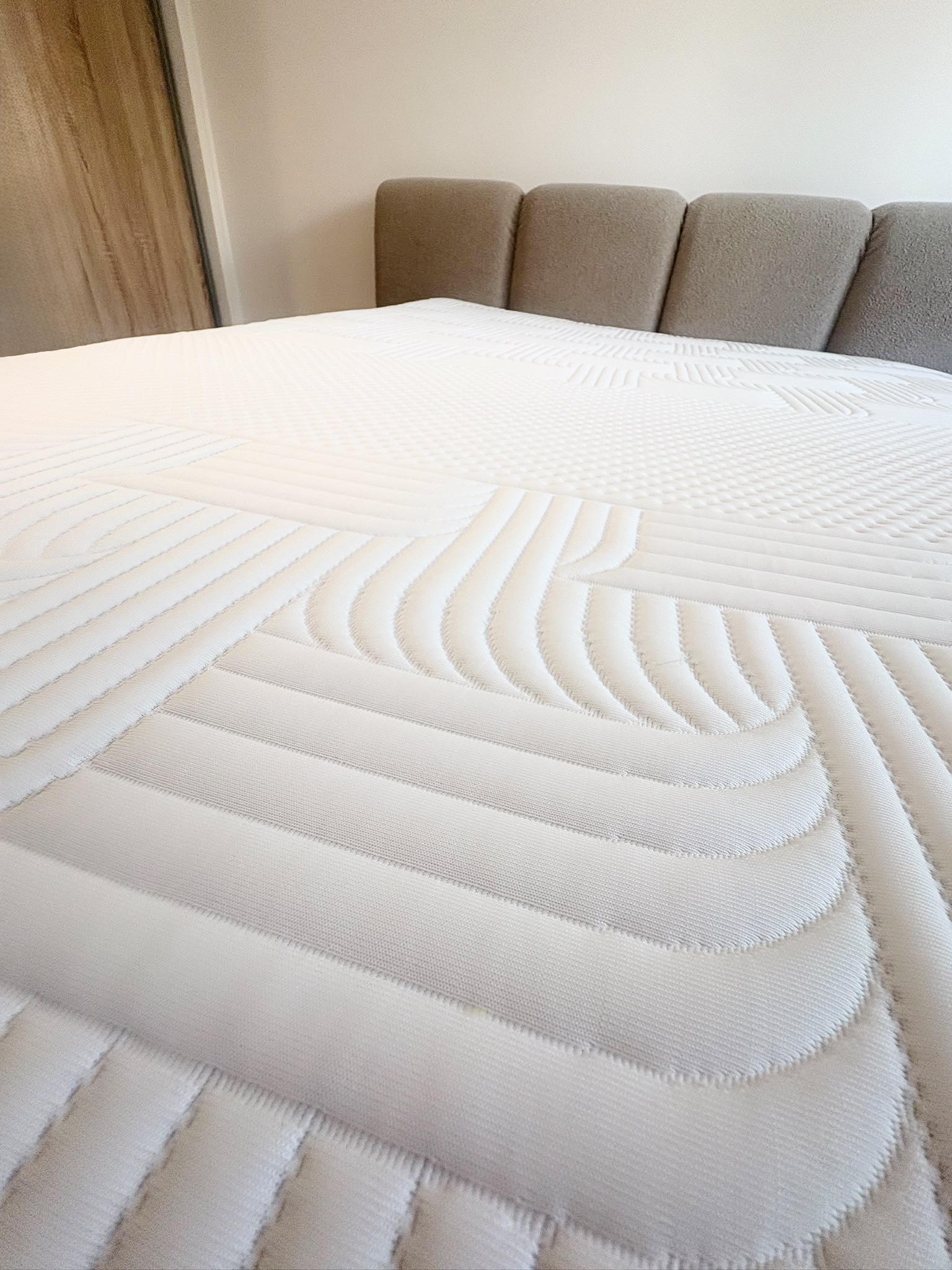 Emma Performance matras, gestikt golfpatroon van de witte bovenhoes van dichtbij