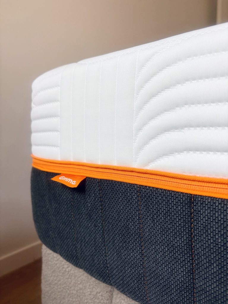 Emma Performance matras, hoek met gestikte bovenhoes en oranje rits