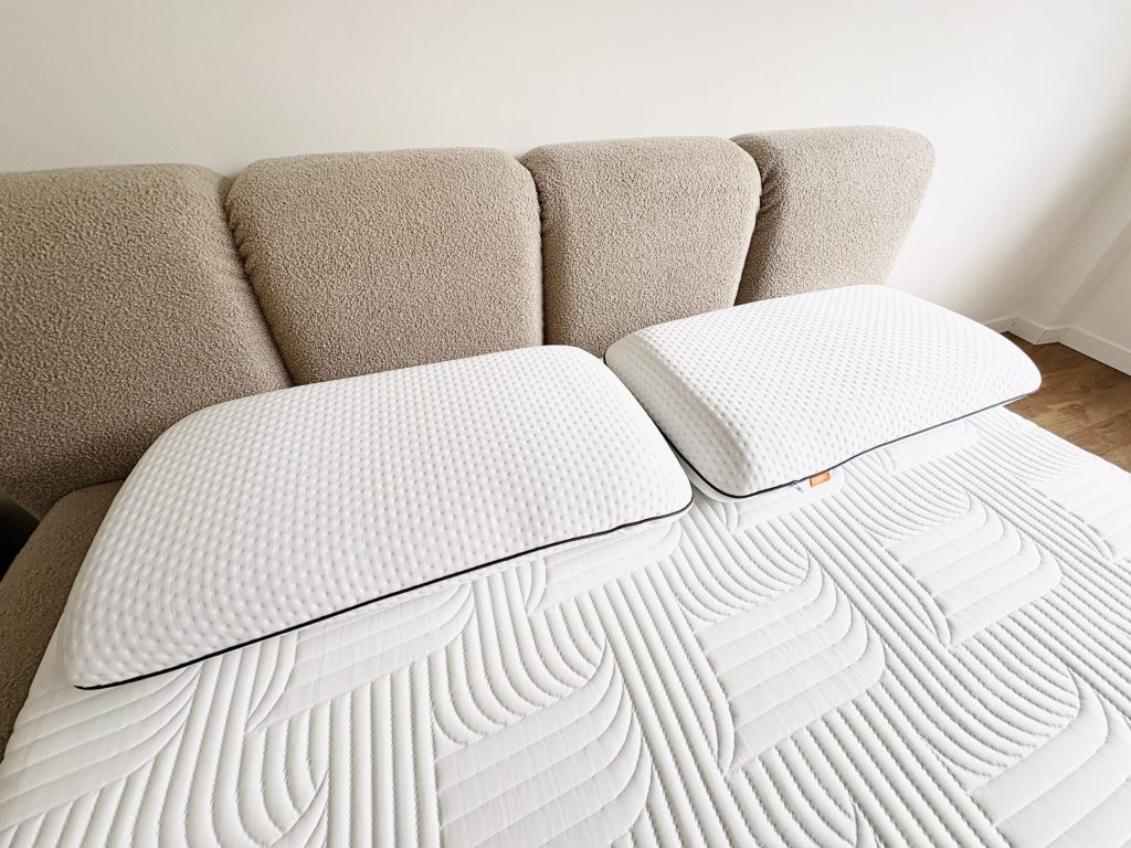 Twee Emma-kussens op de Emma Performance matras, met het patroon van de bovenhoes