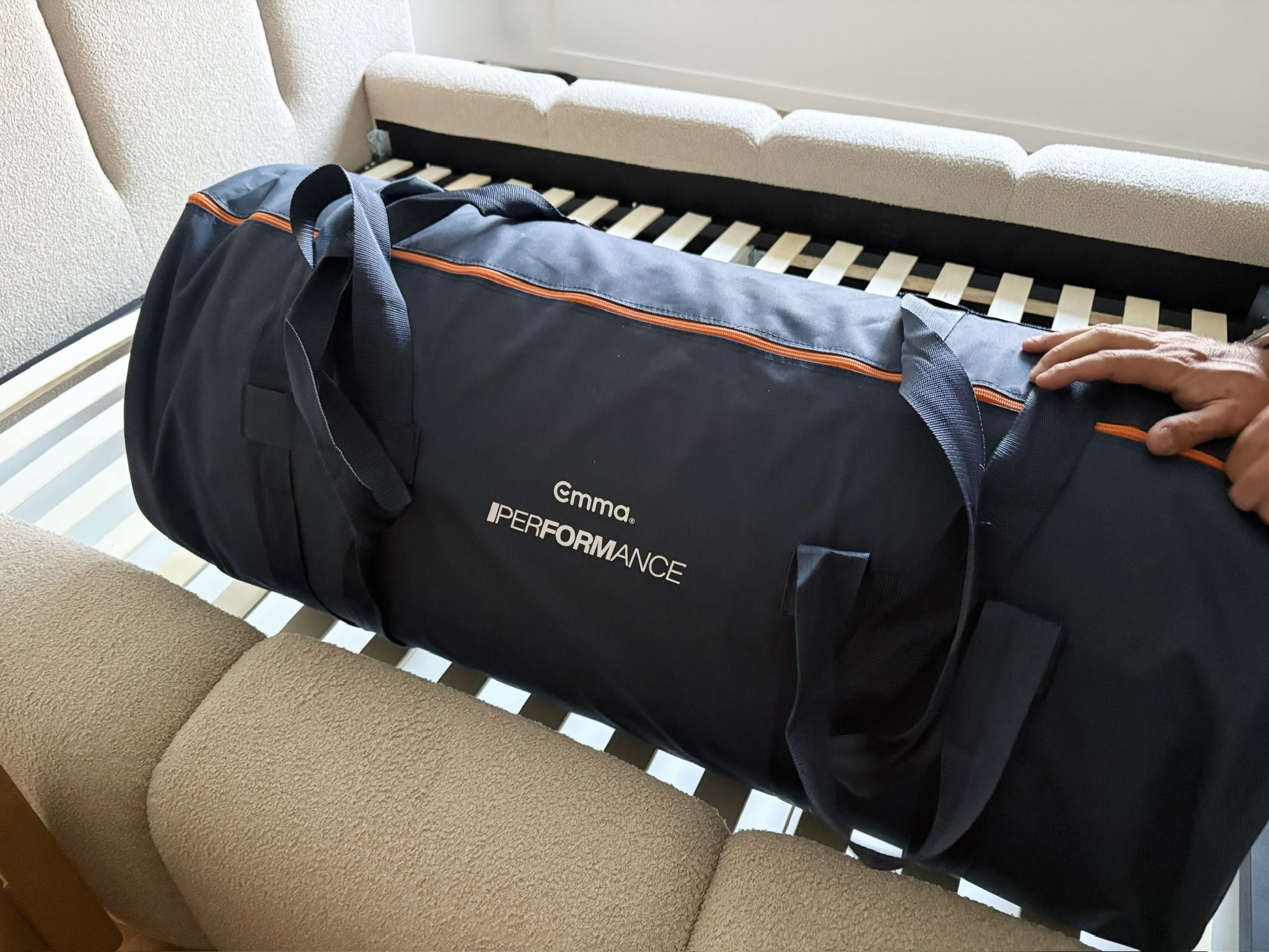 Emma Performance matras in de grote draagtas met handvatten bij de levering