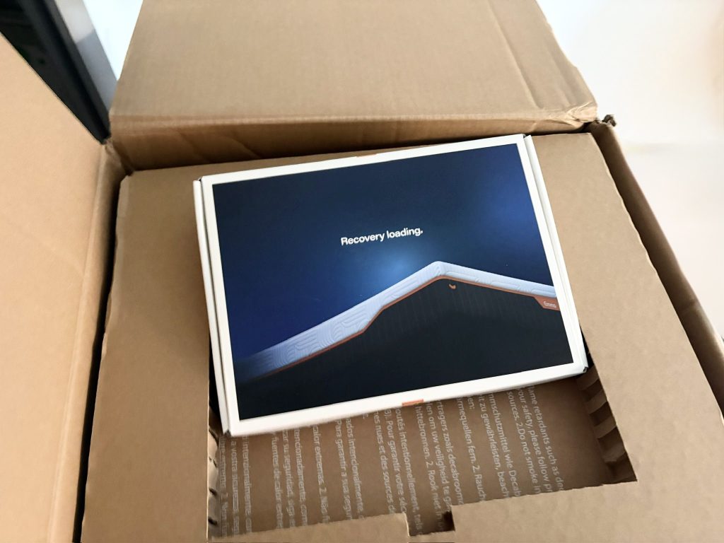 Emma Performance matras, geopende verzenddoos met de presentatiedoos bovenop